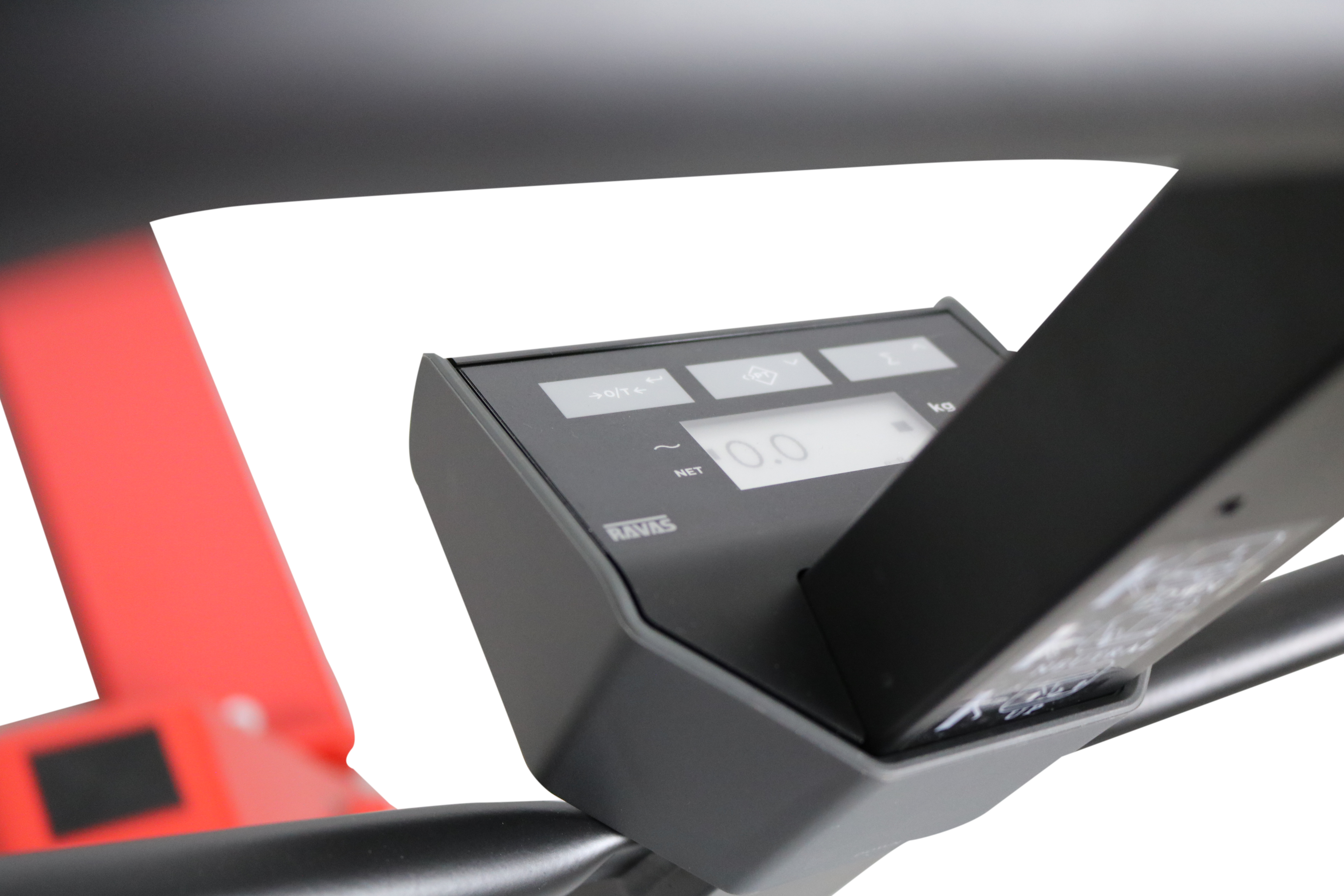 ipt-economy_indicator-on-handle Ravas iPT Intelligent Pallet Truck Scale alternate side image closeup of built in indicator