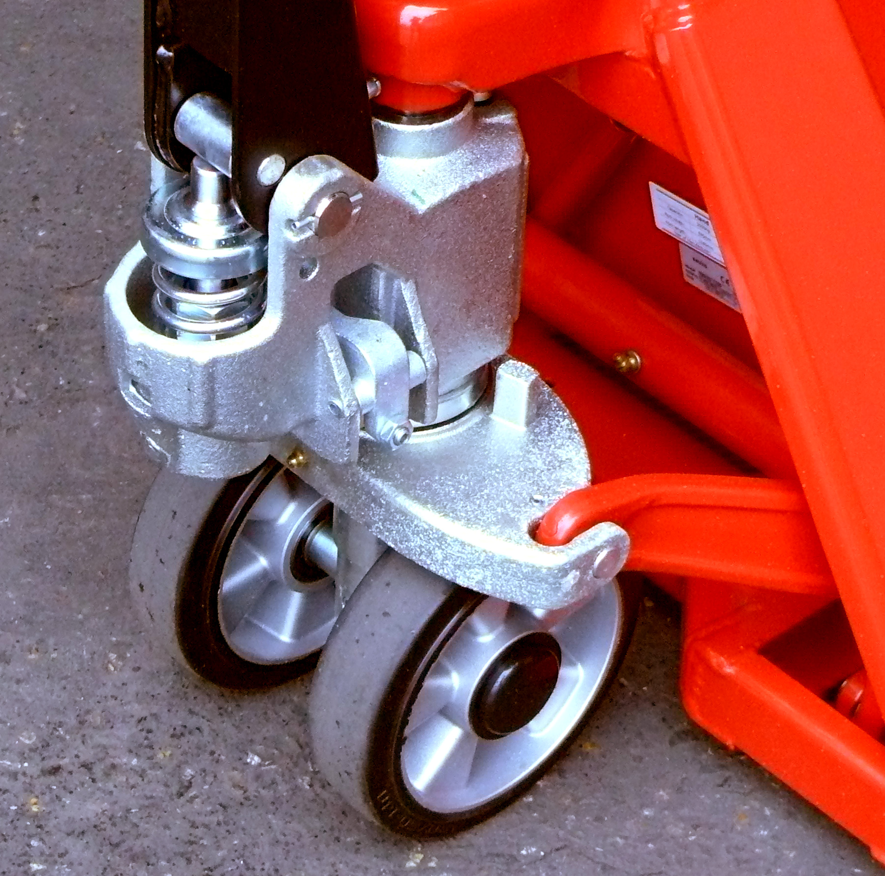 ravas-1100_pump RAVAS 1100 Pallet Truck Scale closeup of wheels