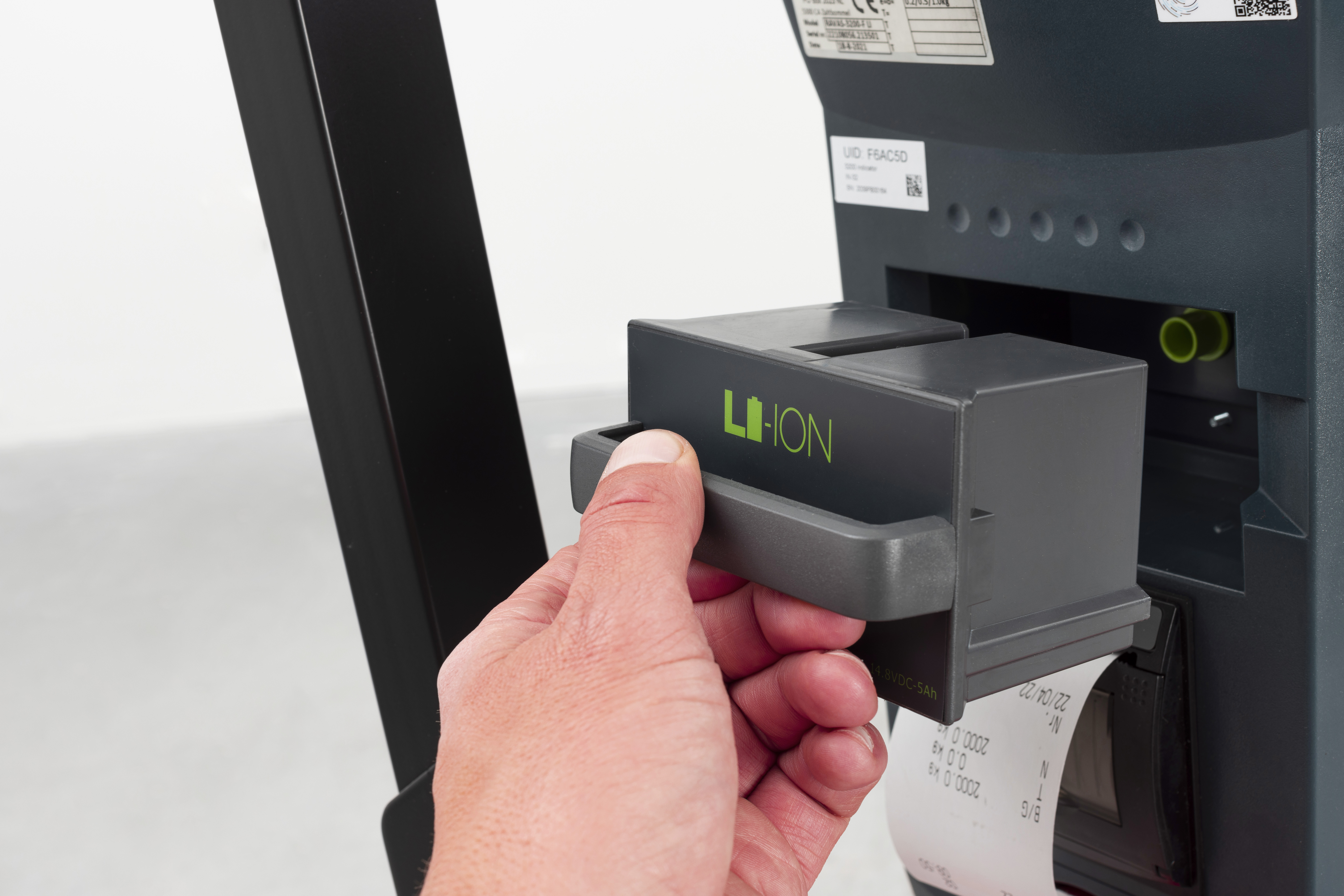 ravas-3200_0307 Ravas 3200 Advanced Pallet Truck Scale closeup of removeable battery